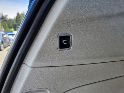 Used 2024 Chrysler Pacifica Touring-L FWD image 17