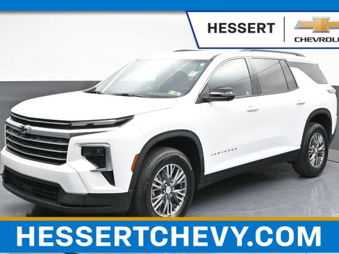 Used 2026 Chevrolet Traverse LT w/ Driver Confidence Package FWD image 1
