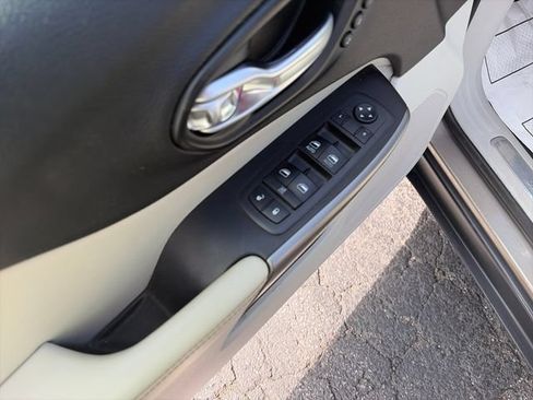 Used 2019 Jeep Cherokee Limited w/ Luxury Group FWD image 11