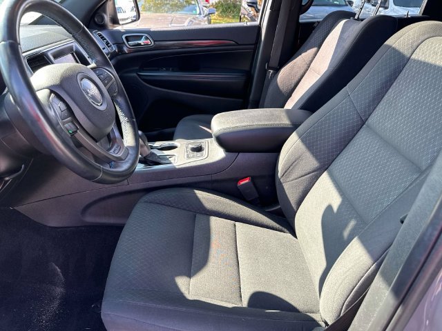 Used 2019 Jeep Grand Cherokee Laredo AWD/4WD image 16
