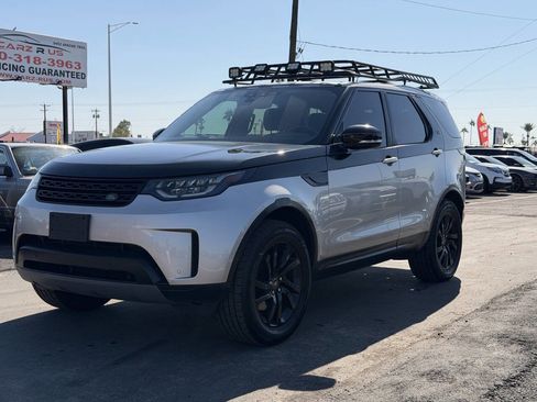 Used 2017 Land Rover Discovery SE image 2