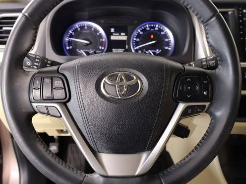 Used 2019 Toyota Highlander XLE image 3