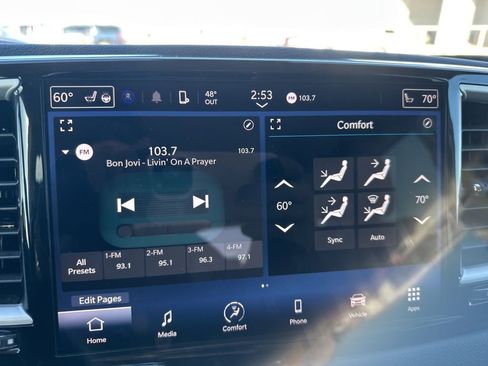 Used 2023 Chrysler Pacifica Touring-L image 16