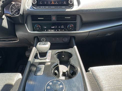 Used 2023 Nissan Rogue SV AWD/4WD image 19