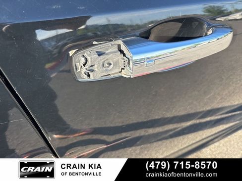 Used 2017 Chrysler 300 C RWD image 16