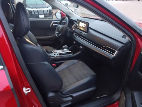 Used 2025 Mitsubishi Outlander SE image 8