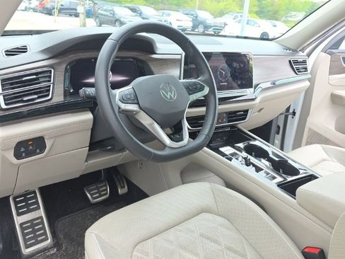 Used 2024 Volkswagen Atlas SEL Premium R-Line AWD/4WD image 3