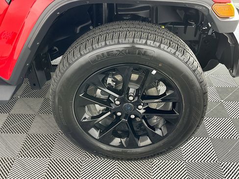 Used 2025 Jeep Wrangler Sahara image 11