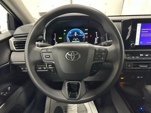Used 2025 Toyota Camry LE image 18
