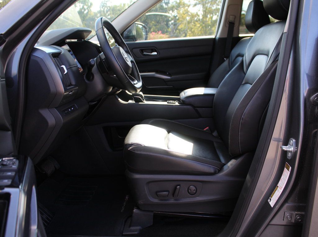 Used 2025 Nissan Pathfinder SL AWD/4WD image 11