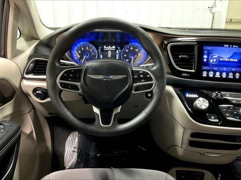 Used 2017 Chrysler Pacifica Touring image 5