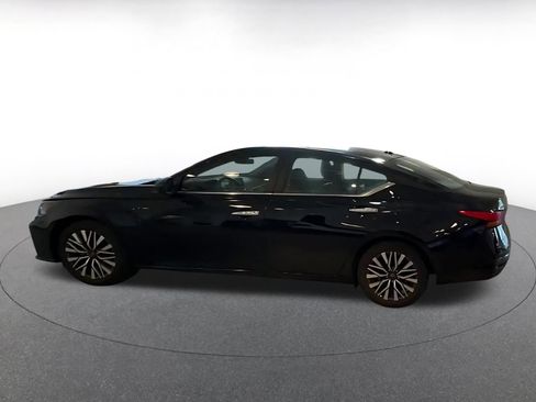 Used 2025 Nissan Altima 2.5 SV FWD image 4