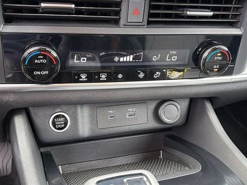 Used 2023 Nissan Rogue SV AWD/4WD image 18