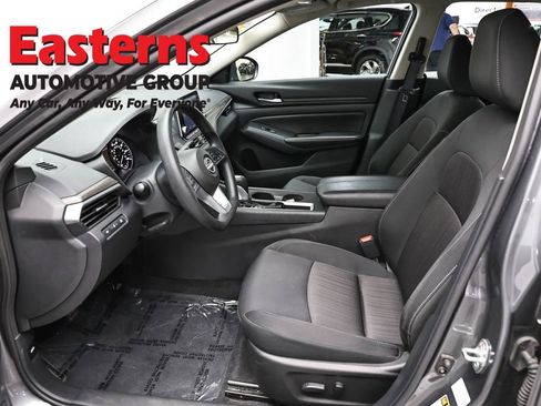 Used 2025 Nissan Altima 2.5 SV FWD image 14