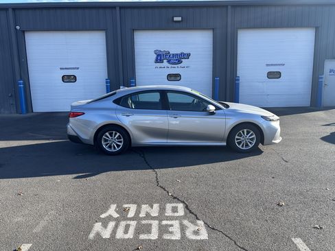 Used 2025 Toyota Camry LE image 2