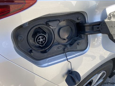 Used 2017 Toyota Prius Prime Premium w/ Preferred Accessory Package FWD image 4