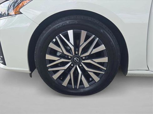 Used 2025 Nissan Altima 2.5 SV FWD image 21