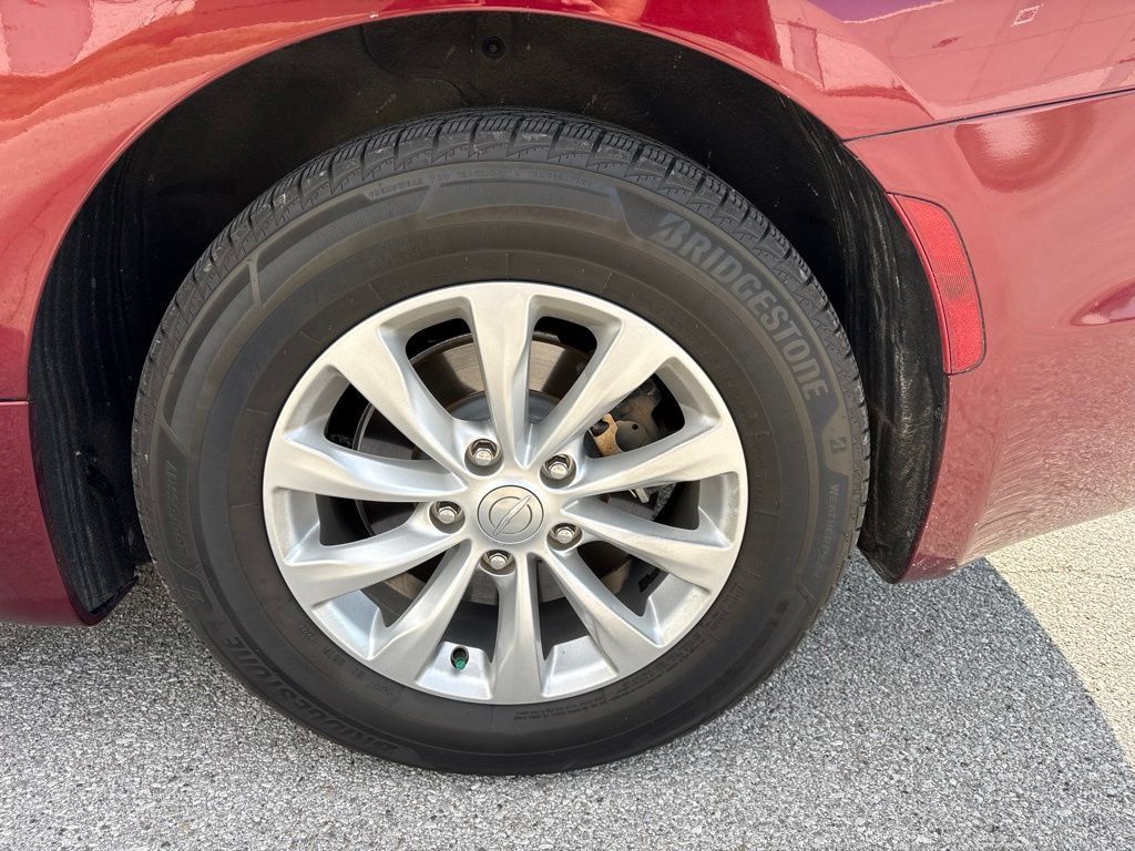 Used 2018 Chrysler Pacifica Touring Plus FWD image 21