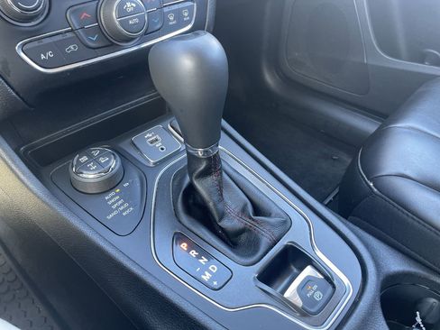 Used 2019 Jeep Cherokee Trailhawk w/ Comfort/Convenience Group image 22