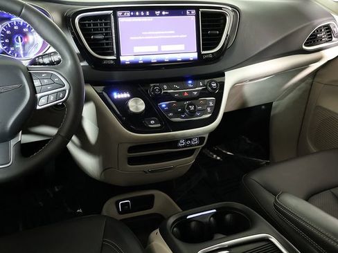 Used 2024 Chrysler Pacifica Touring-L FWD image 16