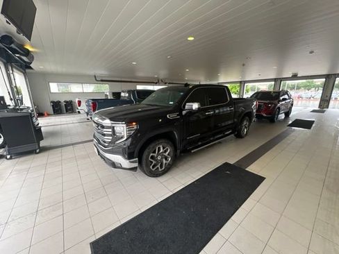 Used 2023 GMC Sierra 1500 SLT AWD/4WD image 2