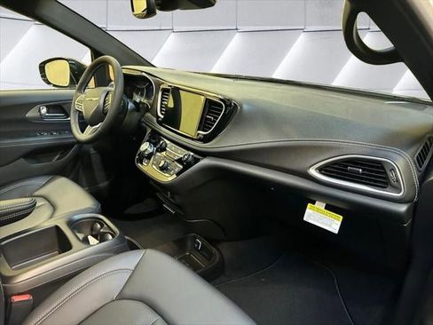 New 2026 Chrysler Pacifica Select image 32