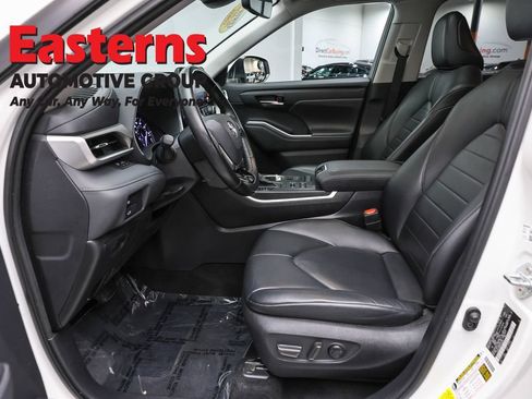 Used 2021 Toyota Highlander XLE AWD/4WD image 14