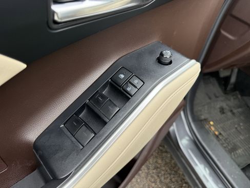 Used 2022 Toyota Highlander XLE image 32