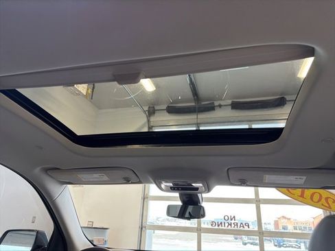 Used 2019 Chevrolet Traverse Premier image 2