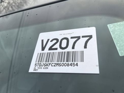 Certified 2021 Toyota Sienna XLE w/ XLE Plus Package image 3