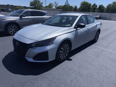 Used 2024 Nissan Altima 2.5 SV FWD image 3