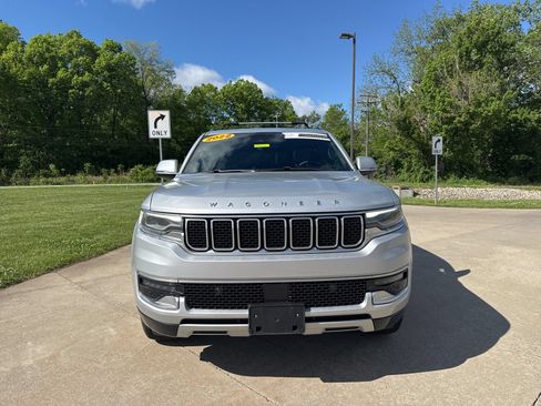 Used 2022 Jeep Wagoneer Series II w/ Premium Group I AWD/4WD image 2