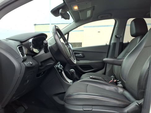 Used 2022 Chevrolet Trax LT w/ LT Convenience Package AWD/4WD image 24