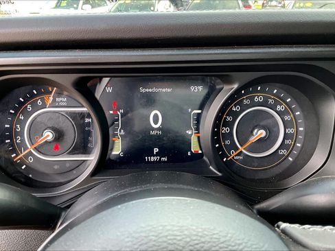 Used 2025 Jeep Gladiator Rubicon w/ Convenience Group AWD/4WD image 26
