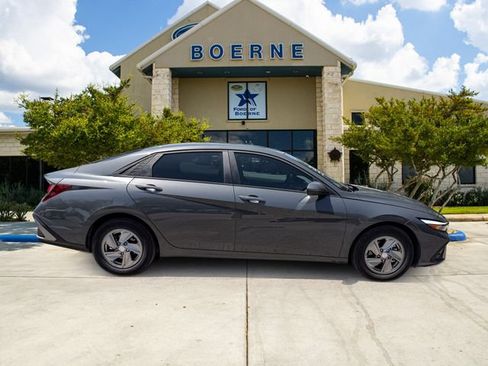 Used 2025 Hyundai Elantra SE FWD image 6