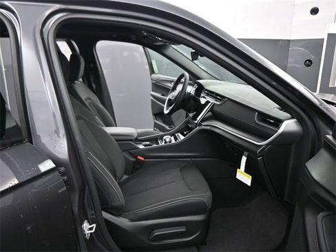 New 2025 Jeep Grand Cherokee Laredo w/ Luxury Tech Group I image 35