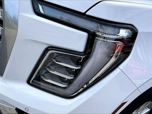 Used 2025 GMC Yukon XL Denali image 32
