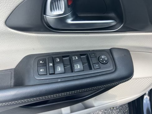 Used 2023 Chrysler Pacifica Touring-L FWD image 15