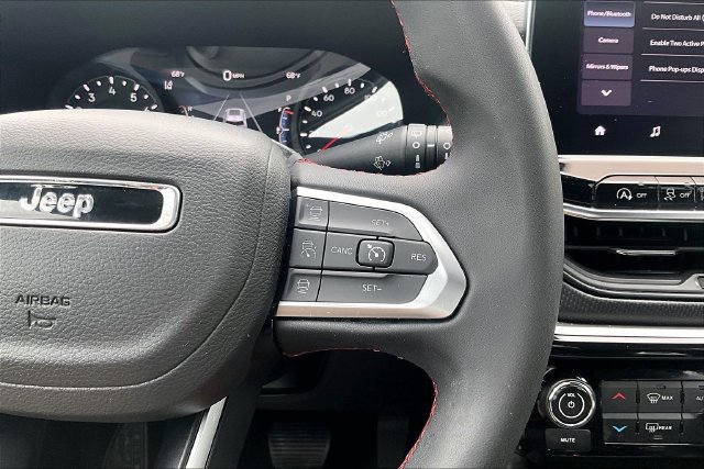 Used 2025 Jeep Compass Trailhawk AWD/4WD image 17