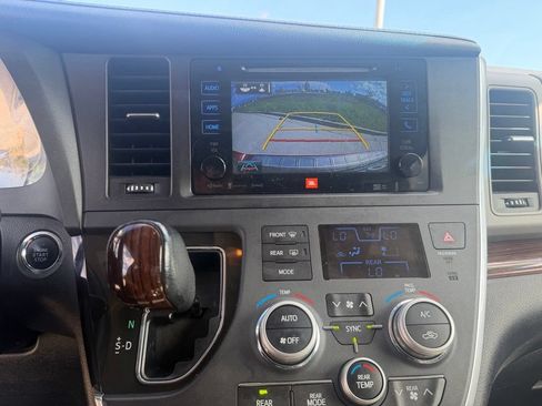 Used 2017 Toyota Sienna Limited AWD/4WD image 16