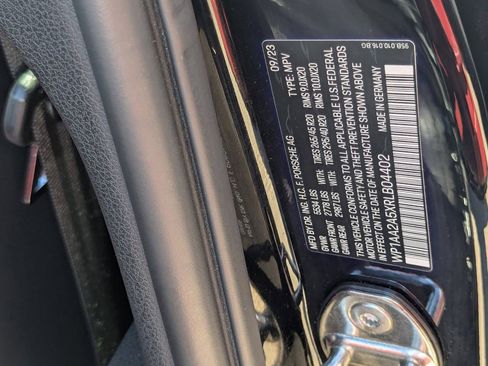 Used 2024 Porsche Macan Premium image 33