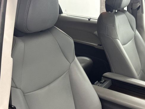 Used 2021 Toyota Sienna XLE image 11