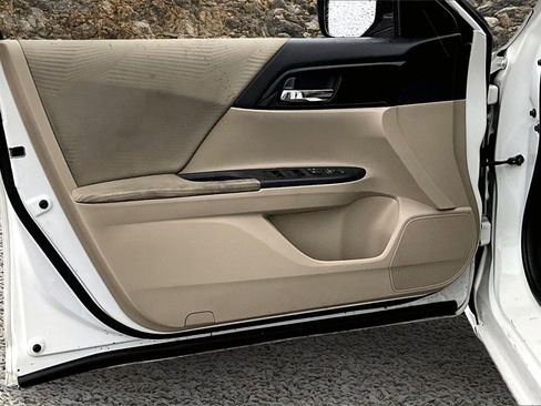 Used 2017 Honda Accord LX image 19