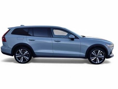 Certified 2025 Volvo V60 B5 Cross Country Plus image 3