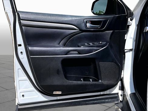 Used 2018 Toyota Highlander SE FWD image 33