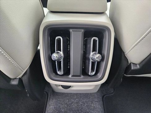 Used 2025 Volvo XC40 B5 Plus image 15
