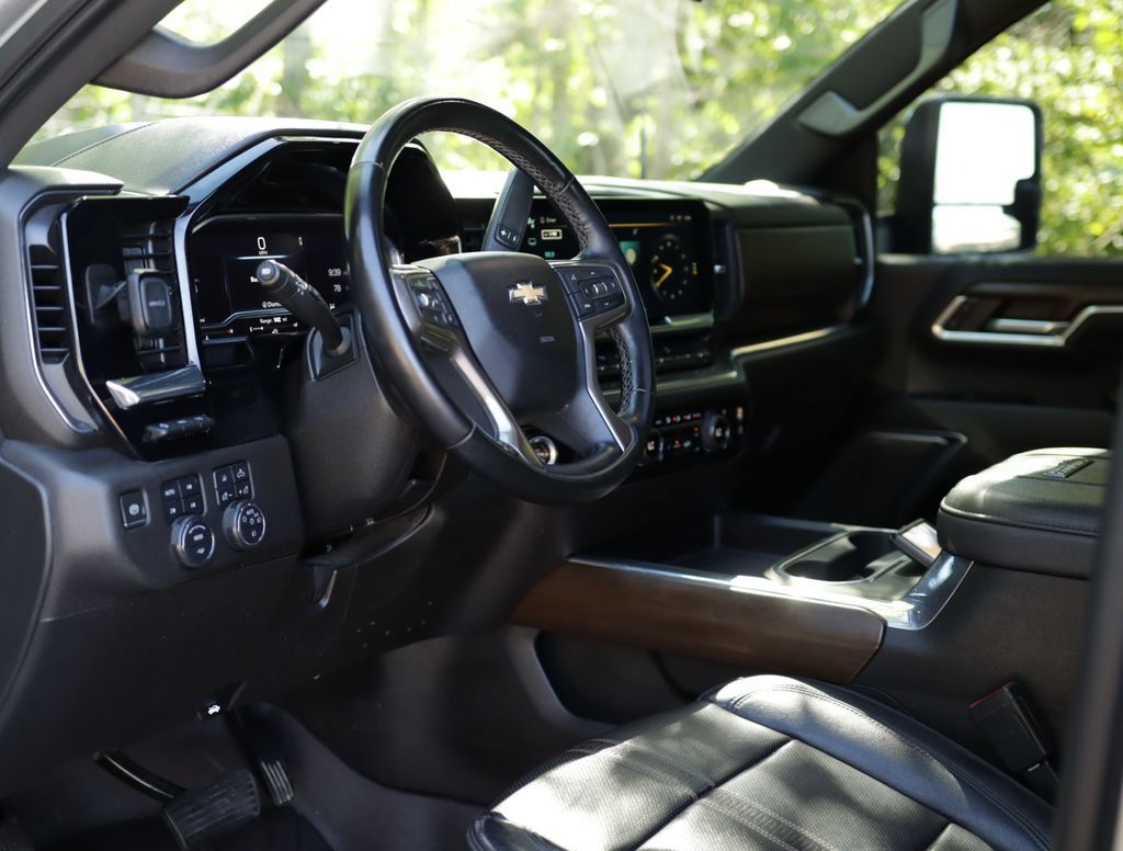 Used 2024 Chevrolet Silverado 2500 High Country w/ High Country Premium Package AWD/4WD image 9