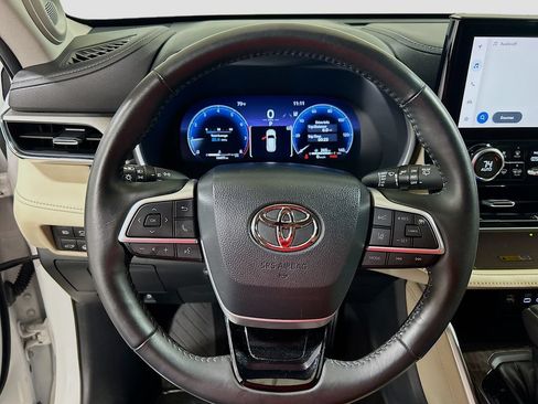 Used 2023 Toyota Highlander Limited FWD image 9