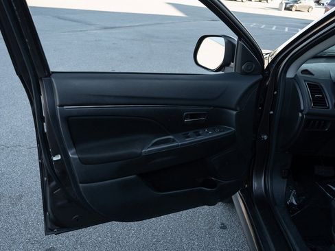 Used 2020 Mitsubishi Outlander Sport ES FWD image 16