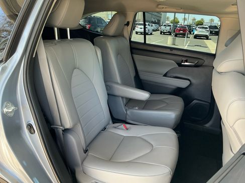 Used 2023 Toyota Highlander XLE FWD image 18